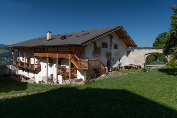 Foto Außenansicht Ferienwohnungen auf dem Bauernhof Edelansitz Zimmerlehen
