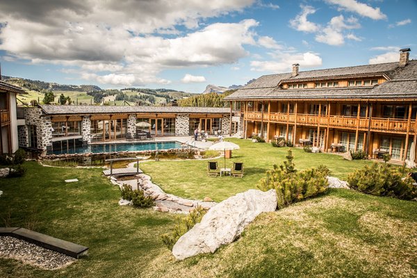 Foto estiva di presentazione Tirler – Dolomites Living Hotel
