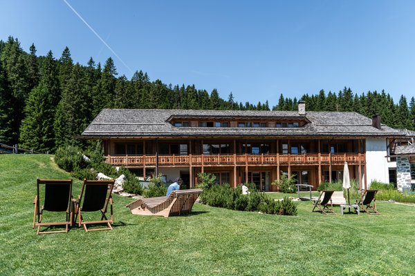 Foto esterno in estate Tirler – Dolomites Living Hotel