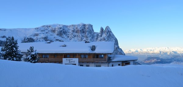 Foto Außenansicht im Winter Berghotel Zorzi