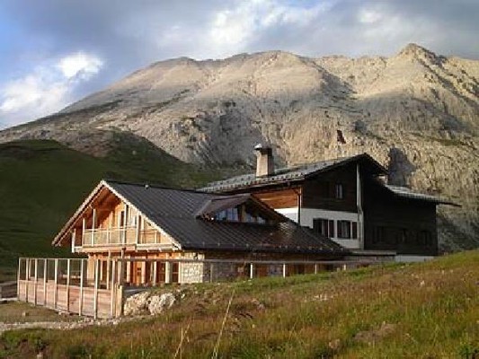 Foto Außenansicht Hütten-Hotel Sasso Piatto