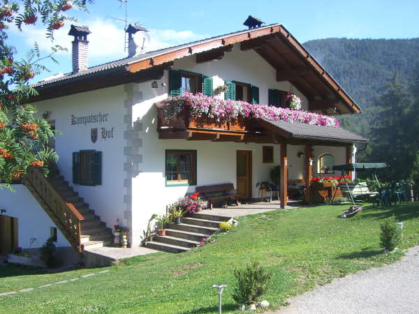 Foto esterno in estate Kompatscherhof