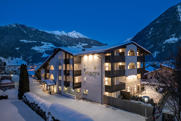 Foto esterno in inverno Vitaurina Royal Hotel