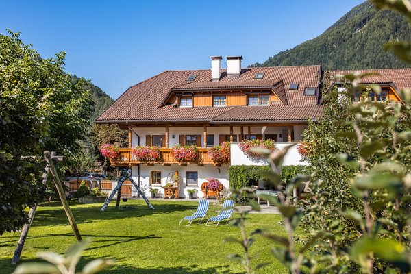 Foto esterno in estate Huberhof