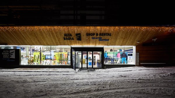 Foto esterno in inverno Alta Badia Shop & Rental