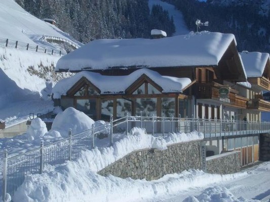 Foto Außenansicht Pension + Residence Roanerhof