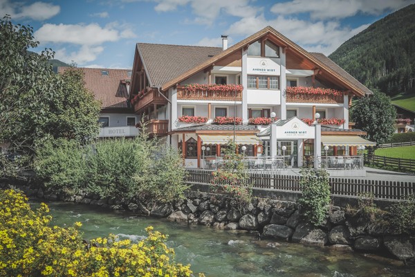 Foto esterno in estate Hotel Ahrner Wirt