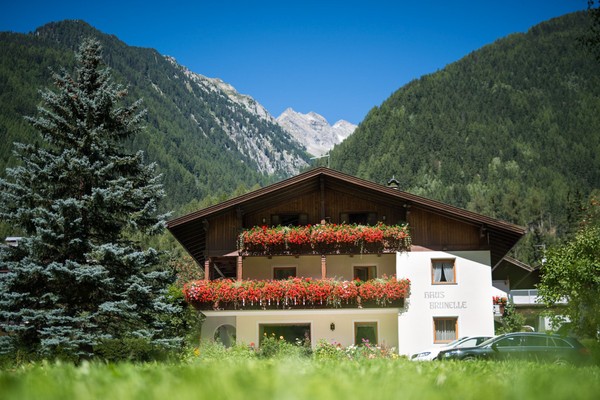 Foto esterno Garni + Appartamenti Brunelle