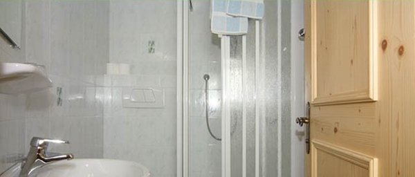 Foto del bagno Camere + Appartamenti in agriturismo Enzhof