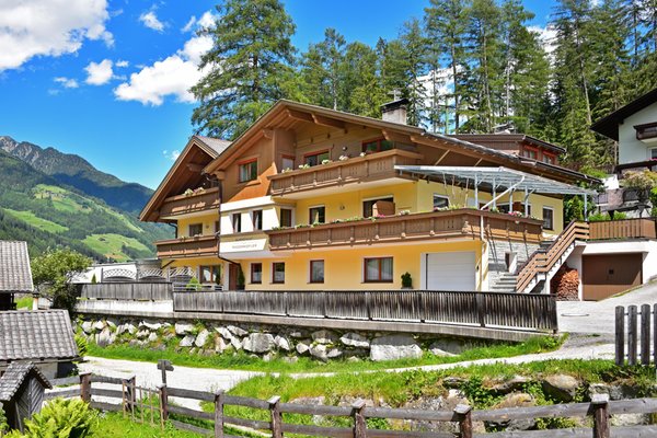 Foto esterno in estate AlpenChalet Niederkofler