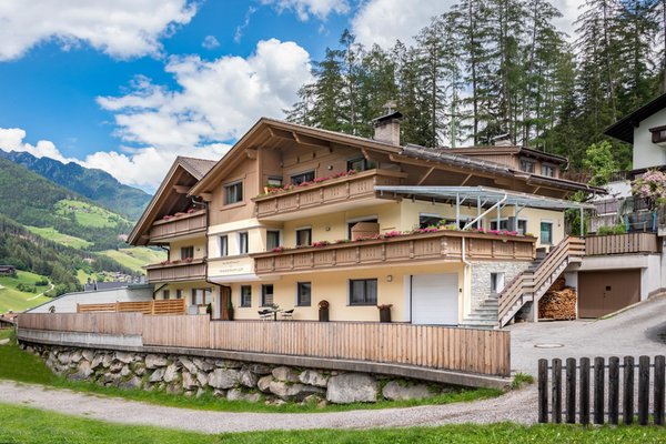 Foto esterno in estate AlpenChalet Niederkofler
