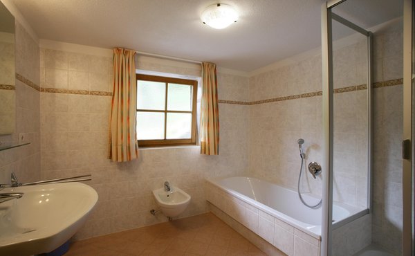 Foto del bagno Appartamenti in agriturismo Grossgasteigerhof