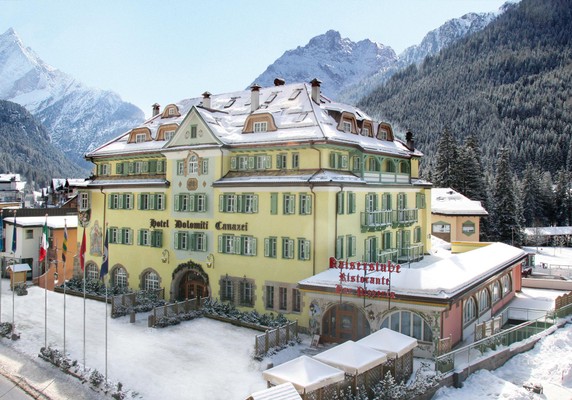 Foto esterno Albergo Schloss Hotel Dolomiti Uhc