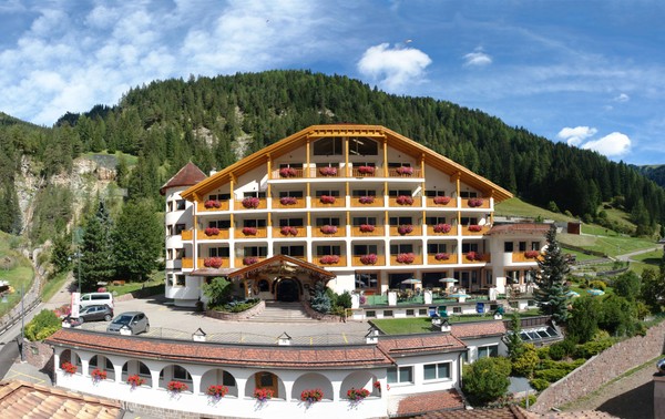 Foto esterno Hotel Cèsa Tyrol