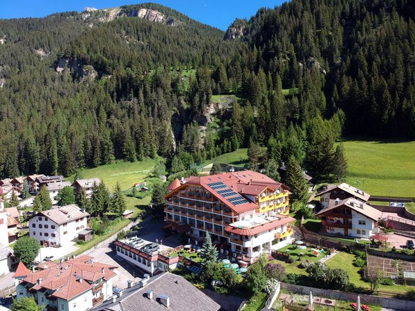 La posizione Hotel Cèsa Tyrol Canazei