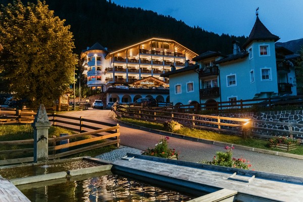 Foto esterno Hotel Cèsa Tyrol
