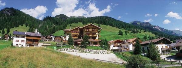 Foto esterno in estate Dolomites Inn