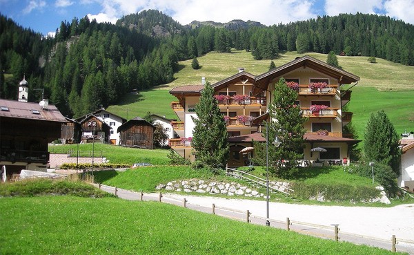 Foto Außenansicht B&B-Hotel Dolomites Inn