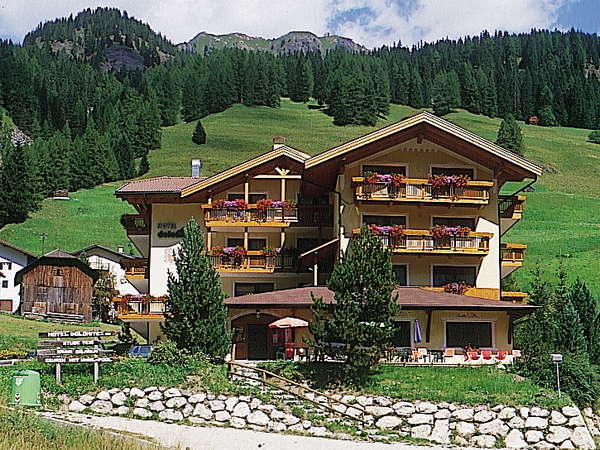 Foto esterno in estate Dolomites Inn