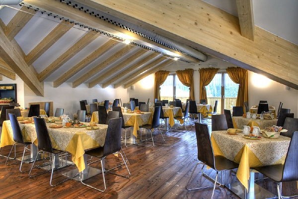 The restaurant Canazei Lupo Bianco Wellness & Walking Hotel
