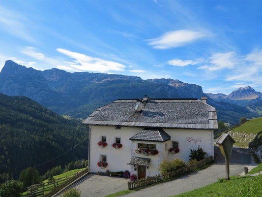 Foto Außenansicht Ferienwohnungen auf dem Bauernhof Larjëi