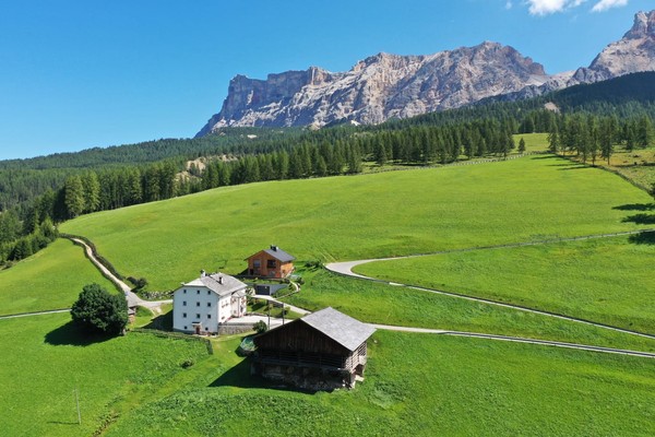 Foto Außenansicht Ferienwohnungen auf dem Bauernhof Larjëi