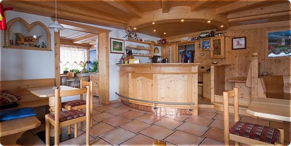 Foto von der Bar Zimmer mit Frühstück Cèsa Rotic