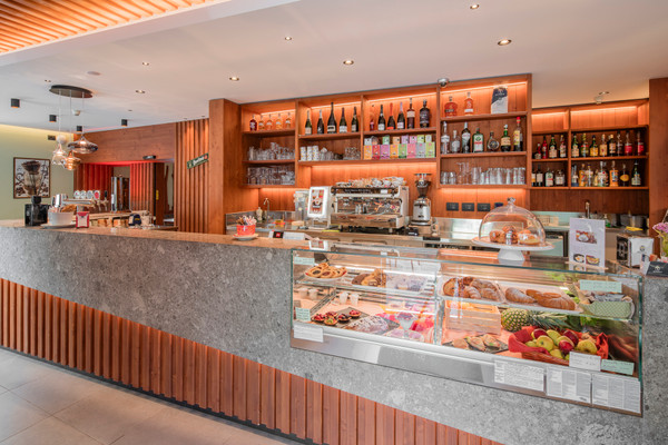 Foto von der Bar Hotel Ladina Holiday
