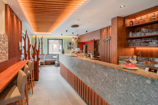 Foto von der Bar Hotel Ladina Holiday