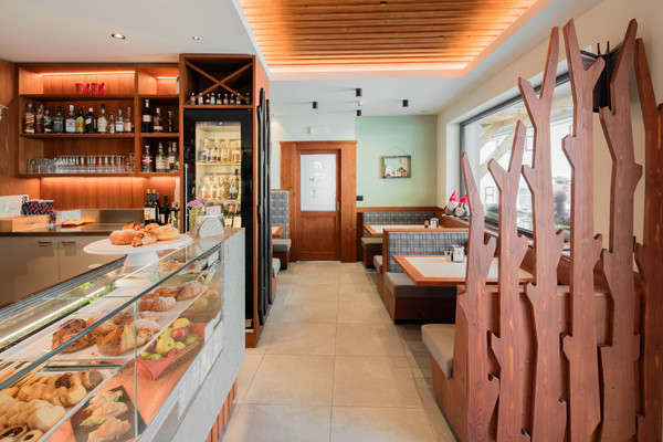 Foto von der Bar Hotel Ladina Holiday