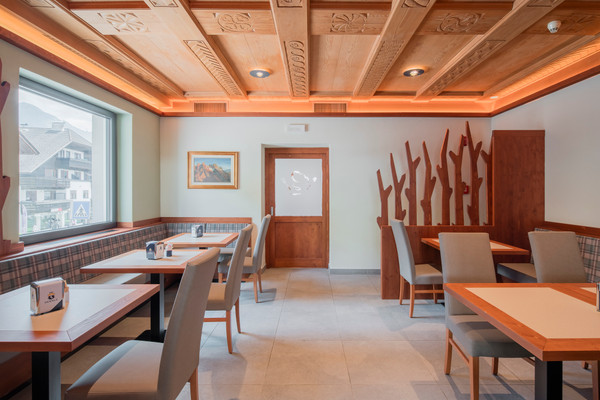 Foto von der Bar Hotel Ladina Holiday