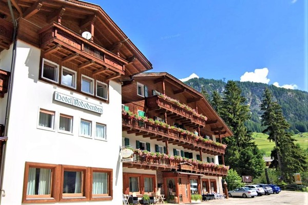 Foto Außenansicht Hotel Rododendro