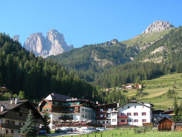 Foto esterno in estate Sport Hotel Enrosadira
