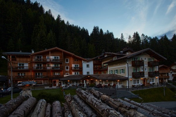 Foto esterno in estate Dolomites Hotel Valacia
