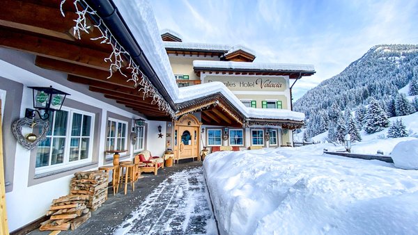 Foto esterno in inverno Dolomites Hotel Valacia