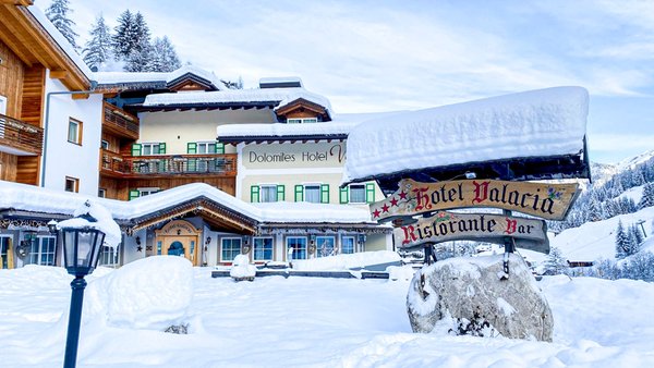 Foto esterno in inverno Dolomites Hotel Valacia