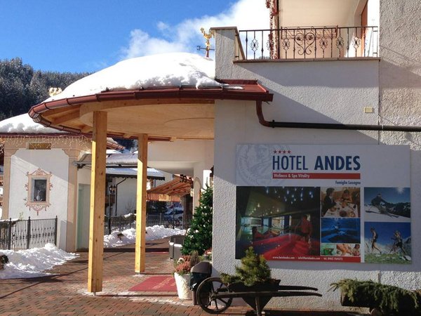 Foto Außenansicht im Winter Andes Hotel Family & Wellness
