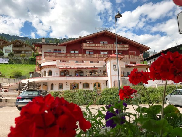 Foto Außenansicht im Sommer Andes Hotel Family & Wellness