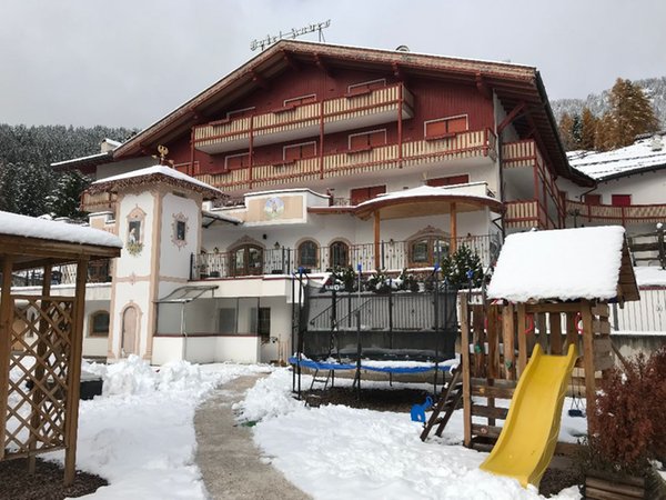 Foto Außenansicht im Winter Andes Hotel Family & Wellness