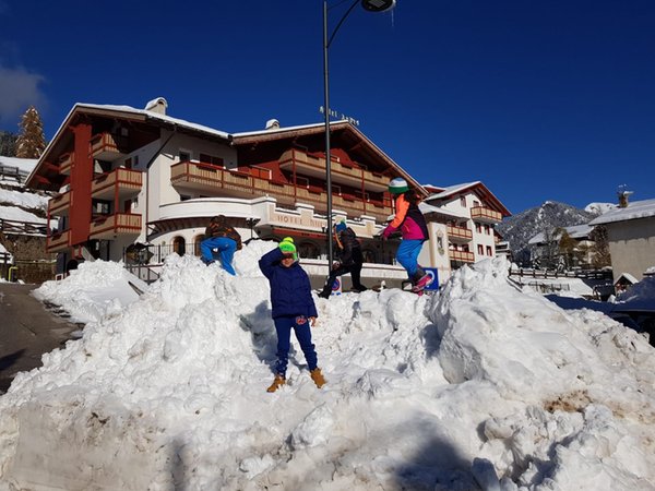 Foto Außenansicht im Winter Andes Hotel Family & Wellness