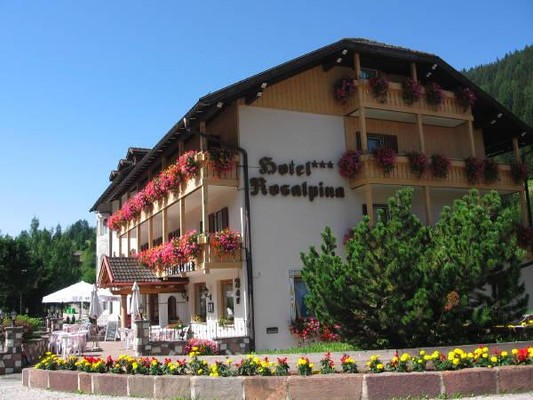 Foto esterno Hotel Rosalpina Ski-Trek-Bike Sport Passion