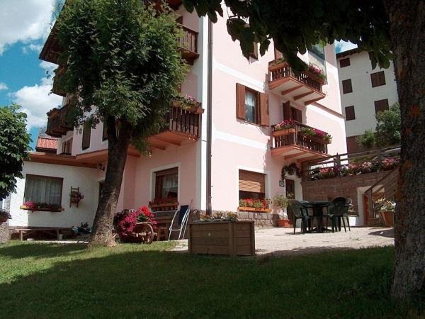 Foto esterno in estate Miravalle