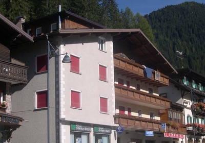 Foto Außenansicht Ferienwohnungen Bernard Eliana Canazei