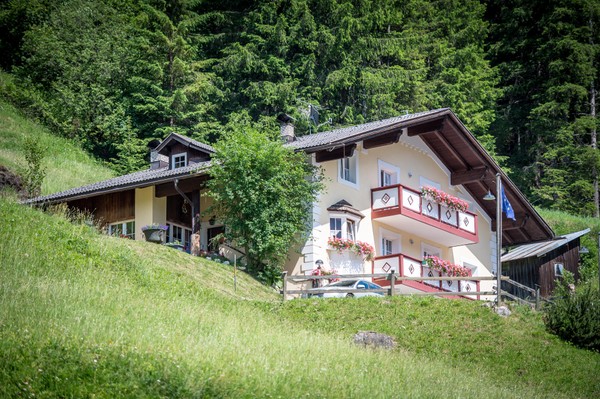 Foto Außenansicht Ferienwohnungen Villetta Pordoi