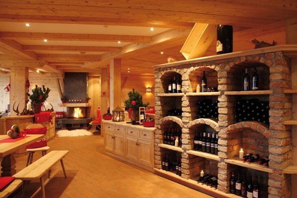 La cantina dei vini Colfosco Col Pradat Lodge