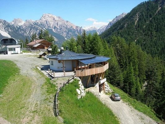 Photo exteriors Mountain hut Ütia da Ju