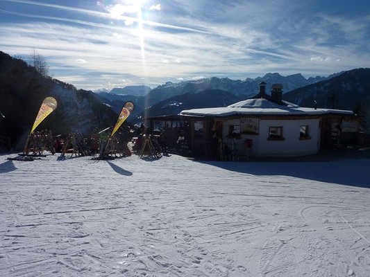 Photo exteriors Mountain hut Ütia da Ju