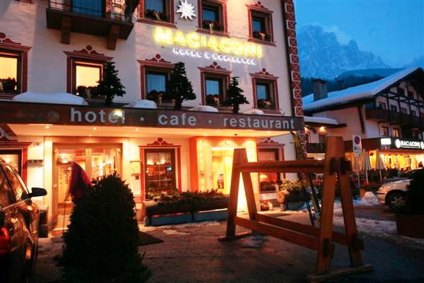 Foto Außenansicht im Winter Hofer's Braustube - Maciaconi