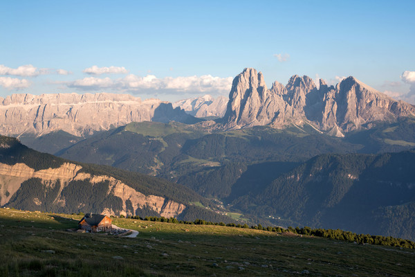 Foto Außenansicht Berghütte mit Zimmern Resciesa