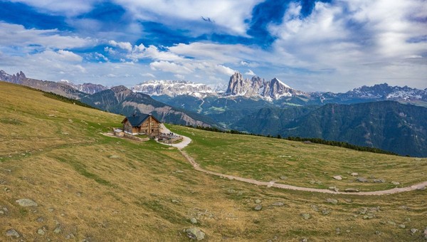 Foto Außenansicht Berghütte mit Zimmern Resciesa